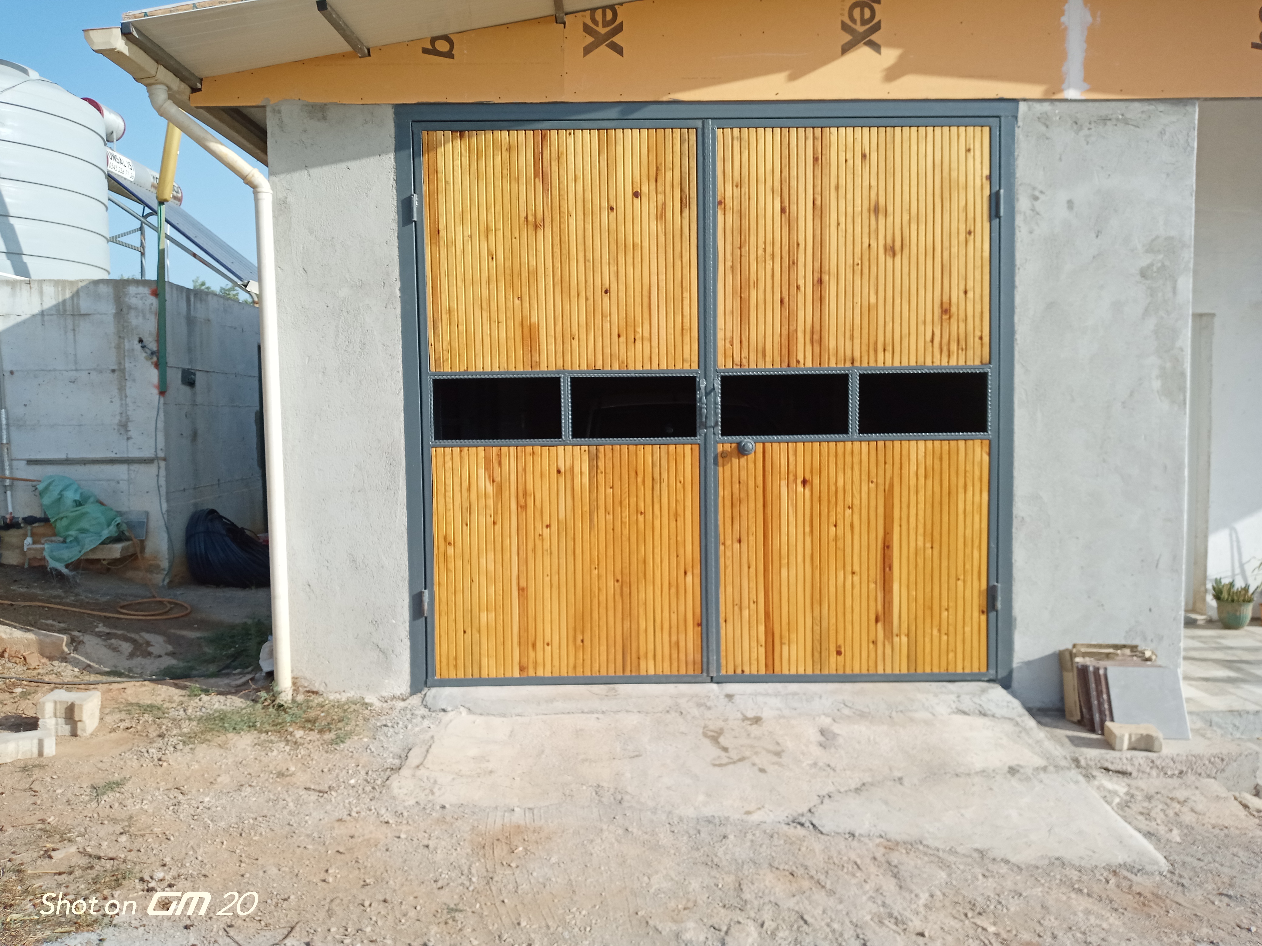 Ahşap ve demir kapı