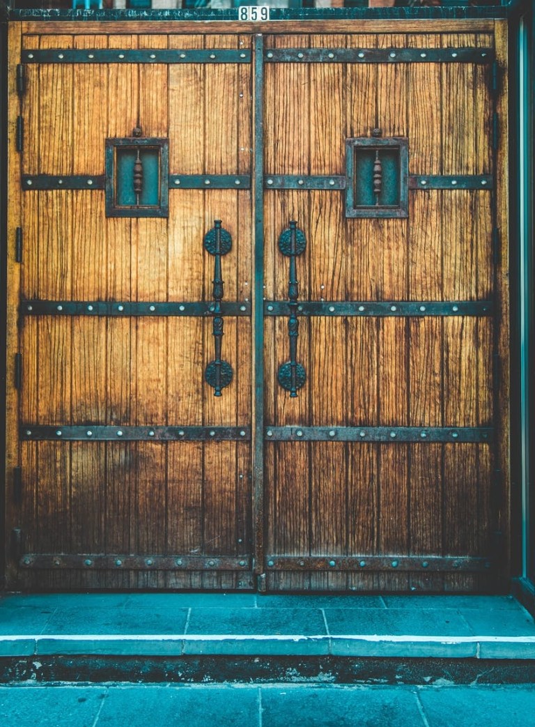 Demir bahçe kapısı