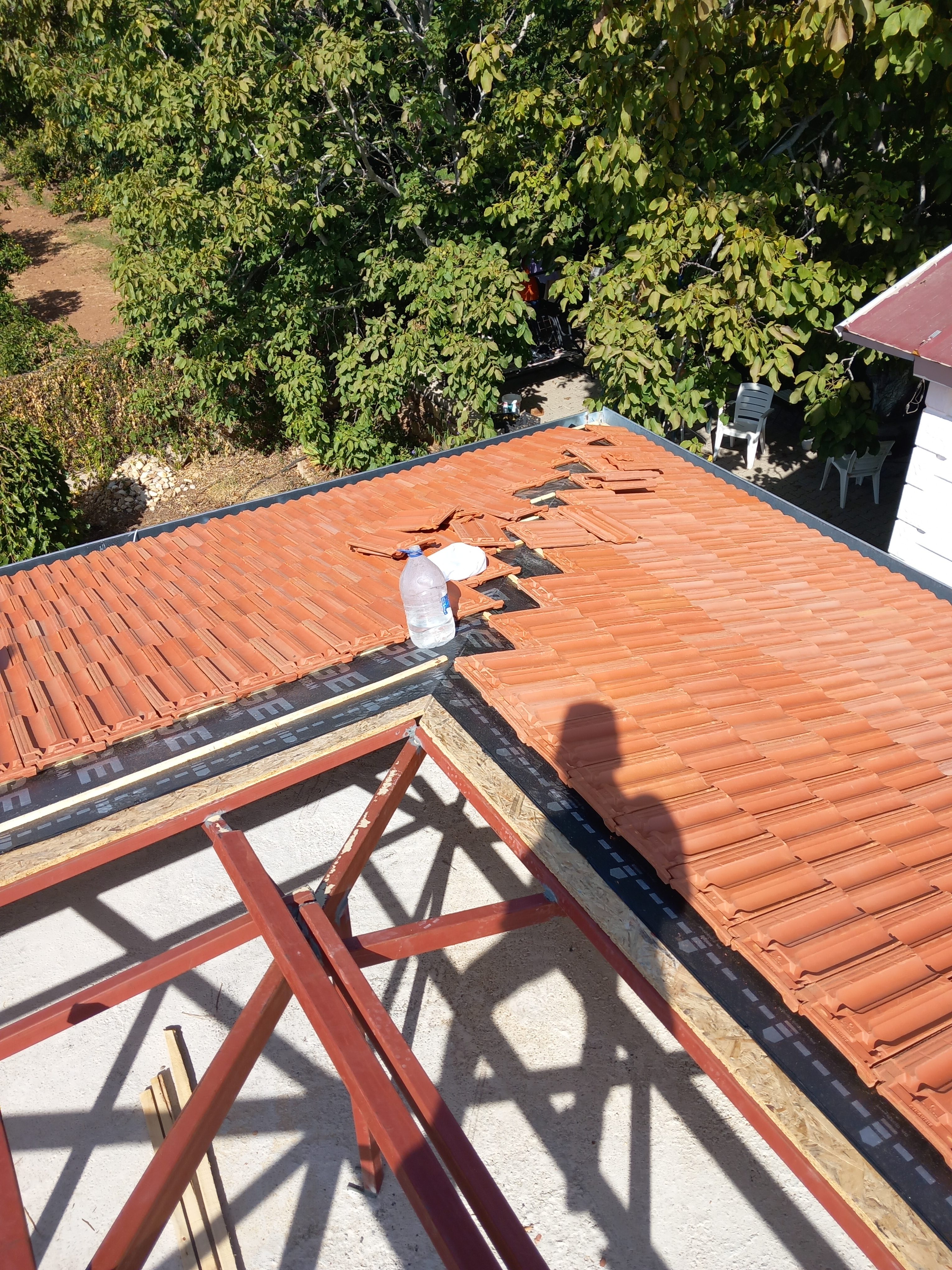İzmir çelik konstrüksiyon kiremit örtülü çatı yapımı.