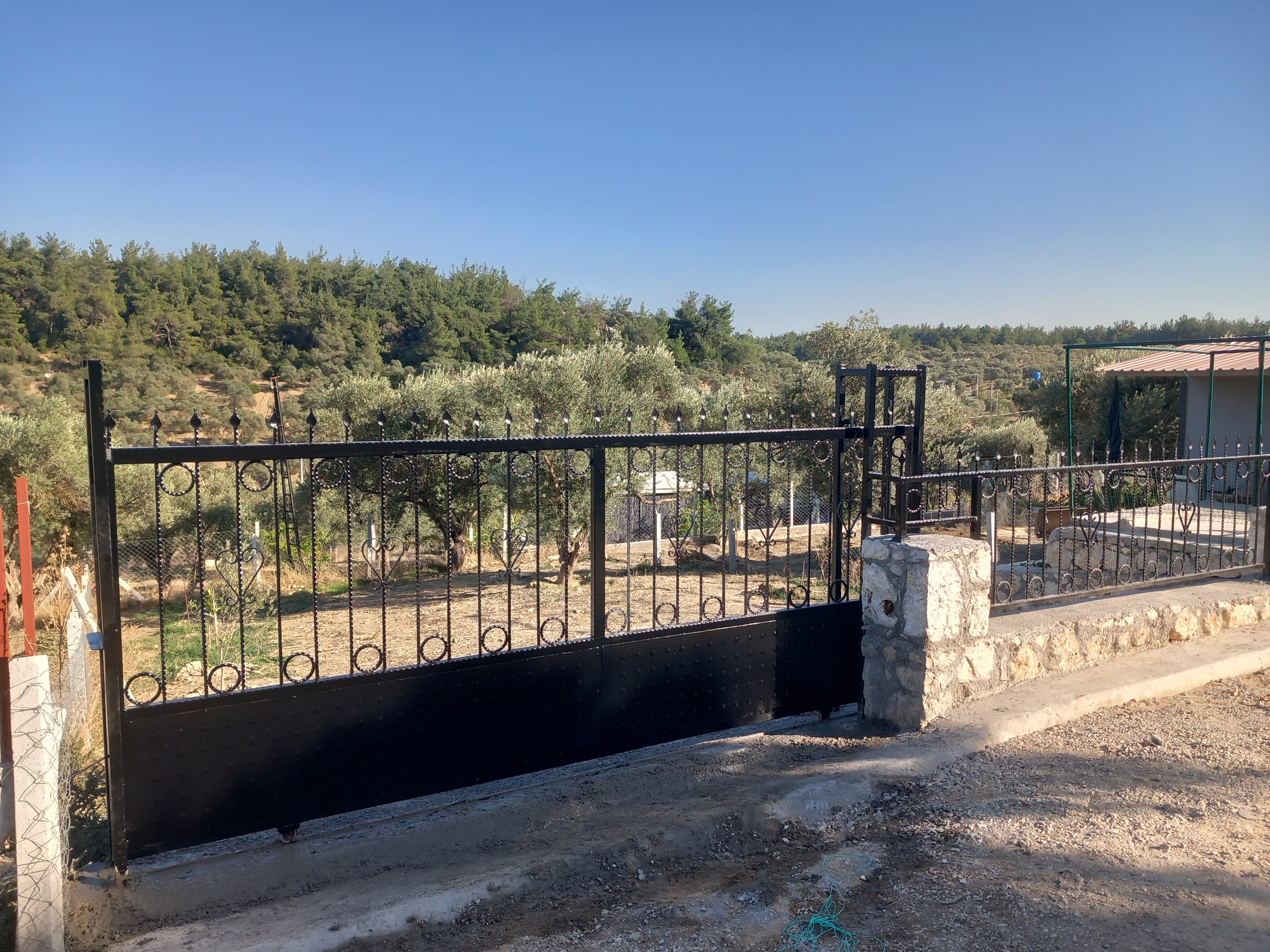 mersin Ferforje sürgülü kapı siyah sade modeli
